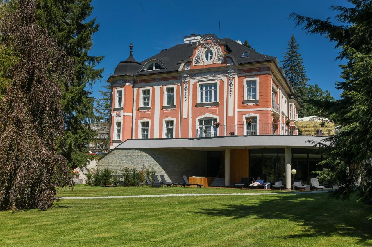 Wellness&Spa hotel Villa Regenhart Jeseník Exteriör bild