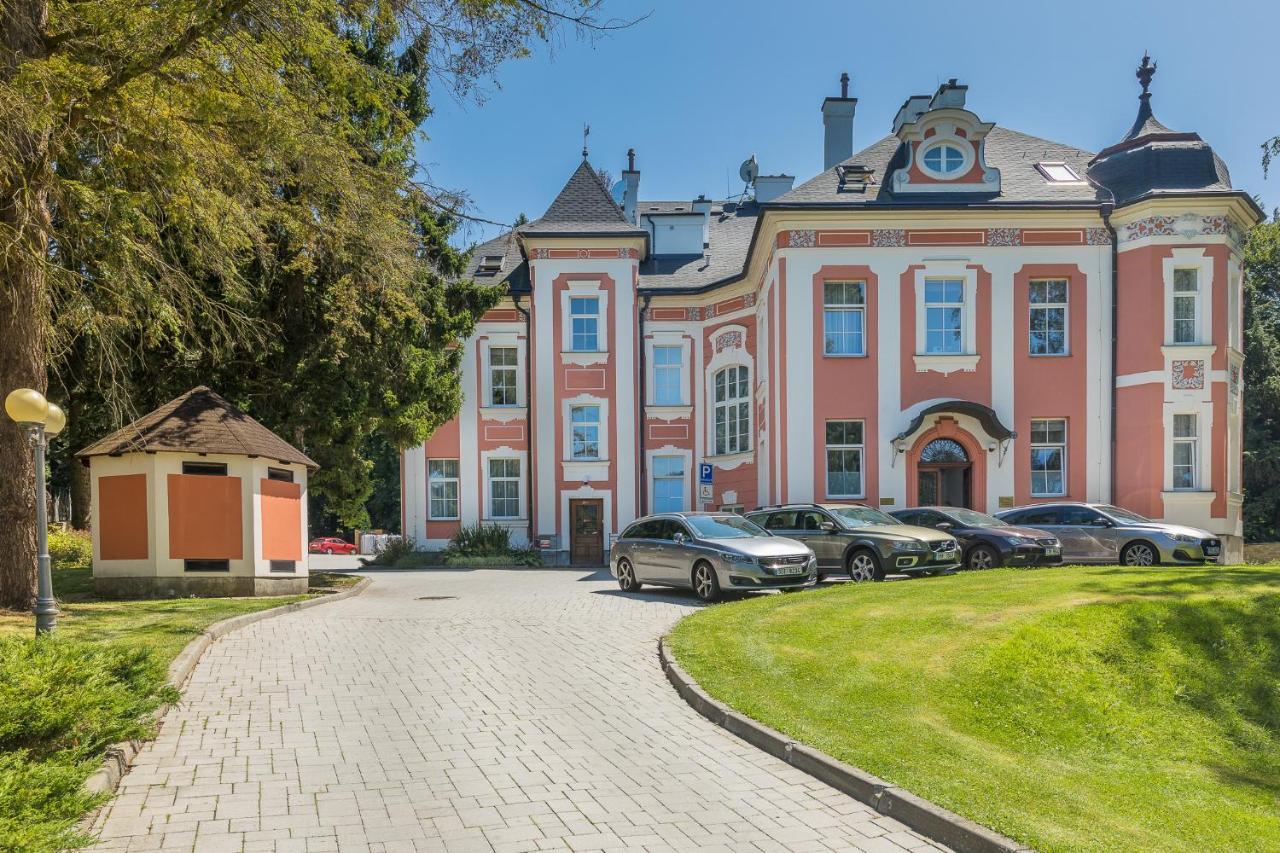 Wellness&Spa hotel Villa Regenhart Jeseník Exteriör bild