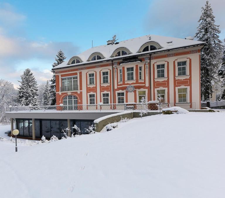 Wellness&Spa hotel Villa Regenhart Jeseník Exteriör bild